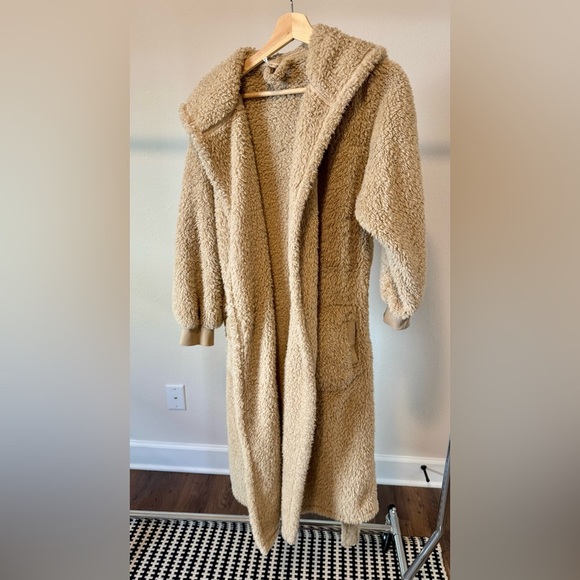 Pottery Barn Tan Sherpa Robe with Hood and Belt OS - Picture 4 of 9